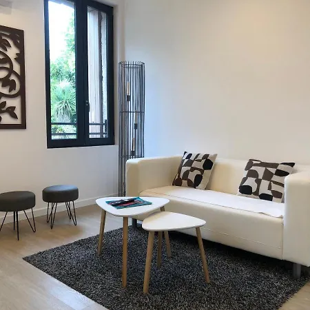 Cote Jardin Est Un Spacieux Et Lumineux T3, Entierement Renove, A 2 Pas De L'herault Et A 10min Du Bord De Proche Du Centre Historique Et Du Fabuleux Chateau Laurens, Vous Apprecierez Le Calme De Sa Belle Terrasse Et La Vue Superbe Sur Le Jardin * Agde