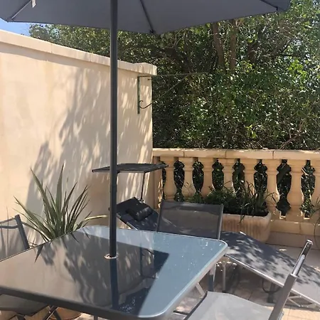 Cote Jardin Est Un Spacieux Et Lumineux T3, Entierement Renove, A 2 Pas De L'herault Et A 10min Du Bord De Proche Du Centre Historique Et Du Fabuleux Chateau Laurens, Vous Apprecierez Le Calme De Sa Belle Terrasse Et La Vue Superbe Sur Le Jardin *