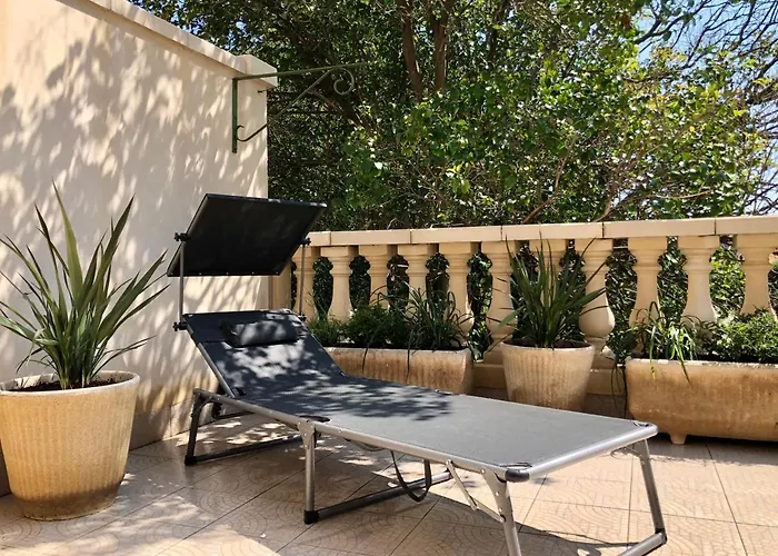 Apartamento Coté Jardin Est Un Spacieux Et Lumineux T3, Entièrement Rénové, à 2 Pas De L'hérault Et à 10min Du Bord De Proche Du Centre Historique Et Du Fabuleux Château Laurens, Vous Apprécierez Le Calme De Sa Belle Terrasse Et La Vue Superbe Sur Le Jardin Agde