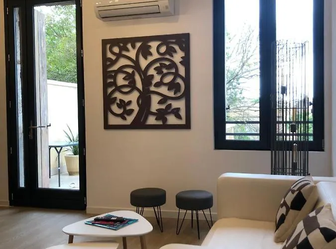 Apartamento Coté Jardin Est Un Spacieux Et Lumineux T3, Entièrement Rénové, à 2 Pas De L'hérault Et à 10min Du Bord De Proche Du Centre Historique Et Du Fabuleux Château Laurens, Vous Apprécierez Le Calme De Sa Belle Terrasse Et La Vue Superbe Sur Le Jardin *