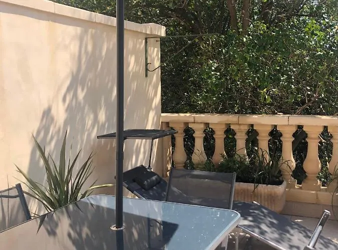 Coté Jardin Est Un Spacieux Et Lumineux T3, Entièrement Rénové, à 2 Pas De L'hérault Et à 10min Du Bord De Proche Du Centre Historique Et Du Fabuleux Château Laurens, Vous Apprécierez Le Calme De Sa Belle Terrasse Et La Vue Superbe Sur Le Jardin *