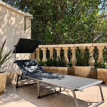 Daire Cote Jardin Est Un Spacieux Et Lumineux T3, Entierement Renove, A 2 Pas De L'herault Et A 10min Du Bord De Proche Du Centre Historique Et Du Fabuleux Chateau Laurens, Vous Apprecierez Le Calme De Sa Belle Terrasse Et La Vue Superbe Sur Le Jardin Agde