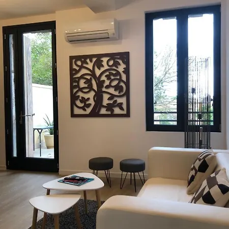 Daire Cote Jardin Est Un Spacieux Et Lumineux T3, Entierement Renove, A 2 Pas De L'herault Et A 10min Du Bord De Proche Du Centre Historique Et Du Fabuleux Chateau Laurens, Vous Apprecierez Le Calme De Sa Belle Terrasse Et La Vue Superbe Sur Le Jardin *