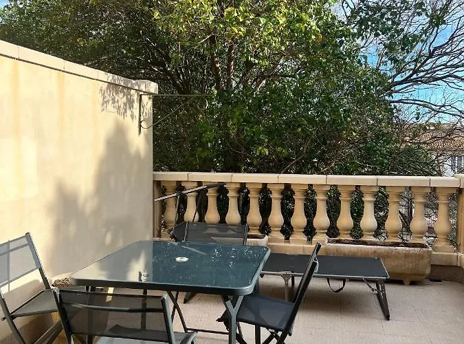 Coté Jardin Est Un Spacieux Et Lumineux T3, Entièrement Rénové, à 2 Pas De L'hérault Et à 10min Du Bord De Proche Du Centre Historique Et Du Fabuleux Château Laurens, Vous Apprécierez Le Calme De Sa Belle Terrasse Et La Vue Superbe Sur Le Jardin * Agde