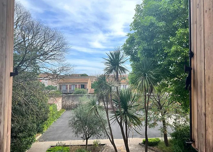 Coté Jardin Est Un Spacieux Et Lumineux T3, Entièrement Rénové, à 2 Pas De L'hérault Et à 10min Du Bord De Proche Du Centre Historique Et Du Fabuleux Château Laurens, Vous Apprécierez Le Calme De Sa Belle Terrasse Et La Vue Superbe Sur Le Jardin Apartamento